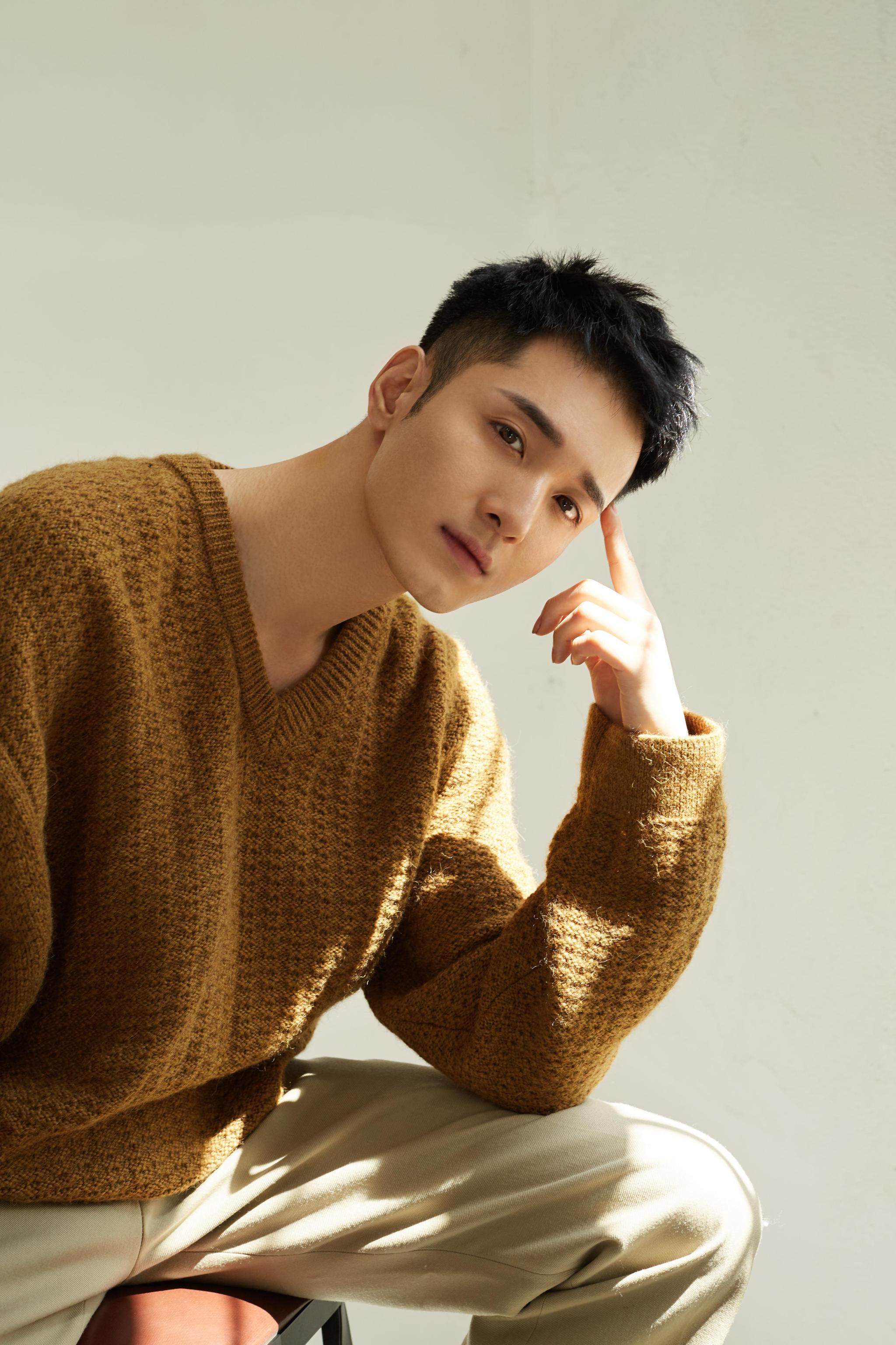 何奉天曝光写真大片 解锁深秋暖男穿搭