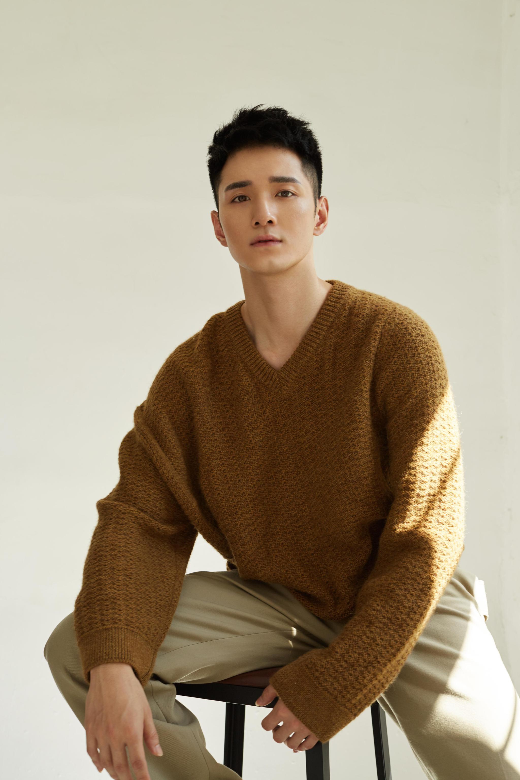 何奉天曝光写真大片 解锁深秋暖男穿搭