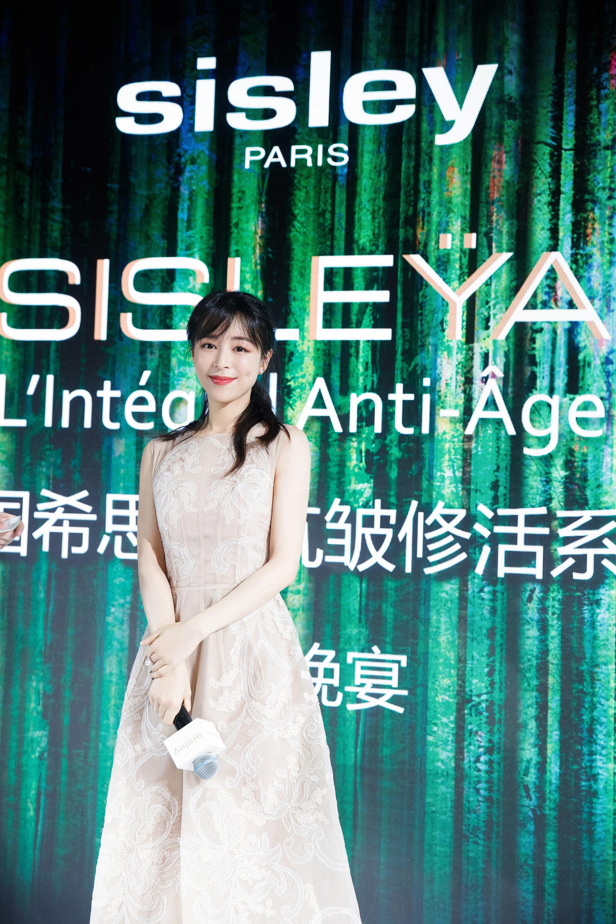 张静初出席代言品牌发布会优雅冻龄尽显绝佳气质