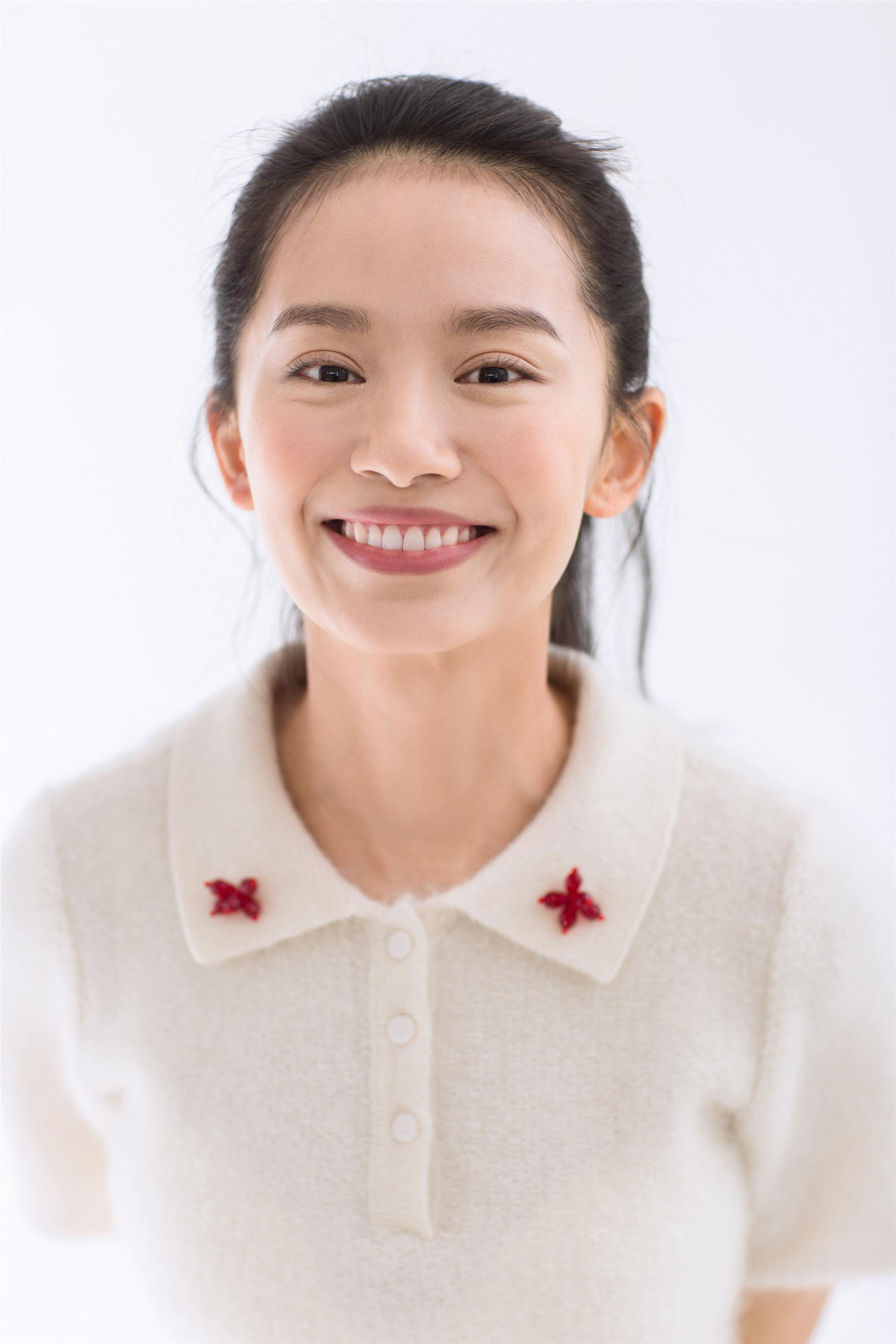 王禛白衣清新写真 笑颜甜美少女感十足__财经头条