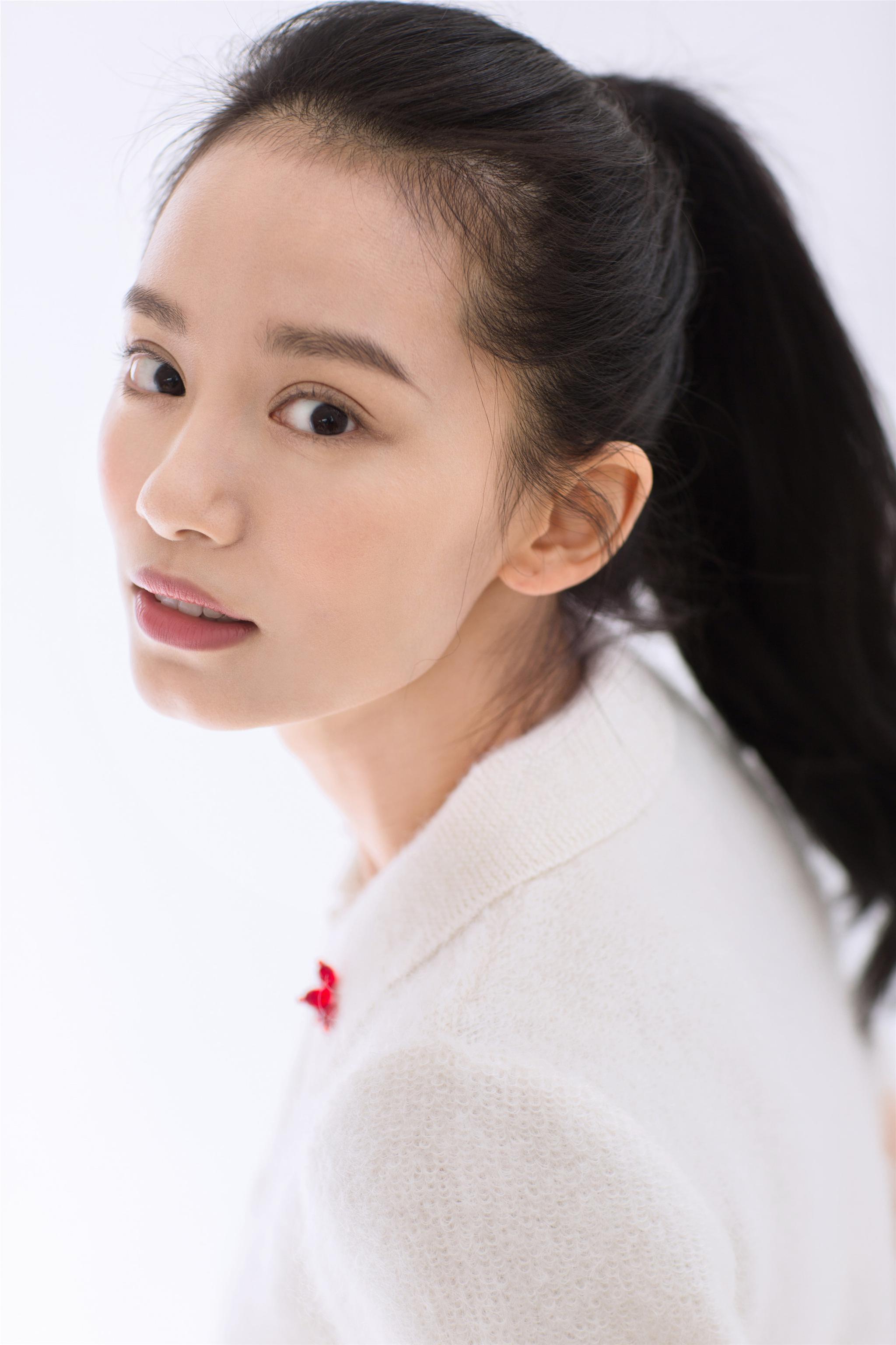 王禛白衣清新写真 笑颜甜美少女感十足__财经头条