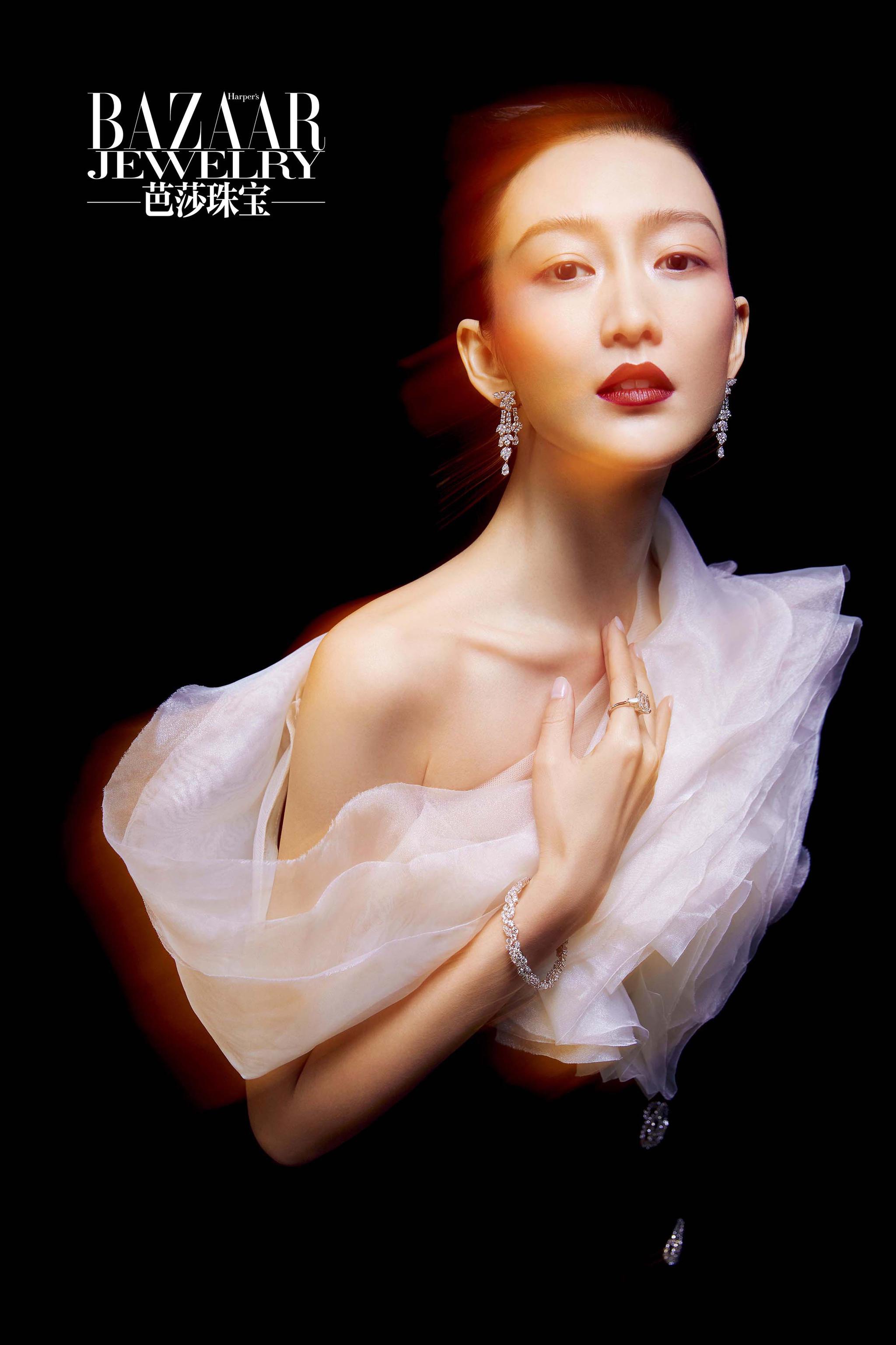 王鸥最新杂志大片释出 静谧光影间的华美盛宴