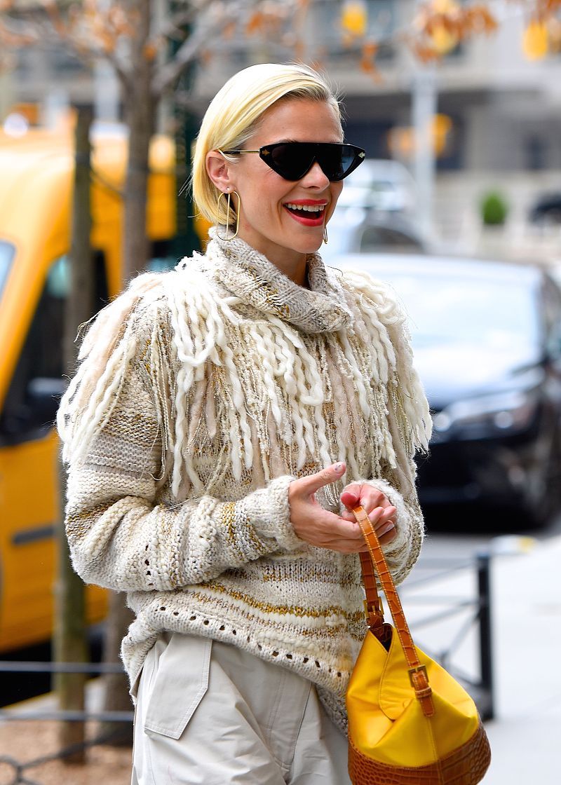 杰米·金街拍:流苏高领毛衣搭配工装裤 拼色包星味十足