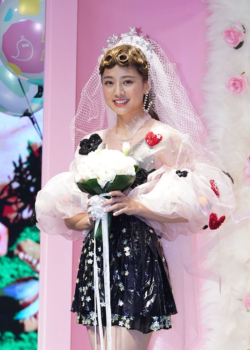 吴映洁穿搭:泡泡袖上衣立体花朵漆皮短裙 柠檬黄短靴