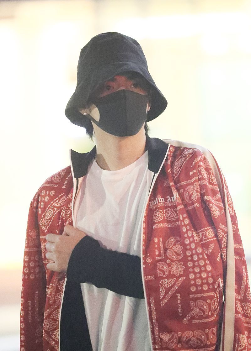 吴亦凡街拍:palm angels腰果花夹克essential运动裤 vans球鞋帅