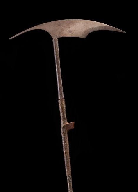 猎头族极其信赖的砍头斧 形制古怪特殊 但只需一击就能斩下人头