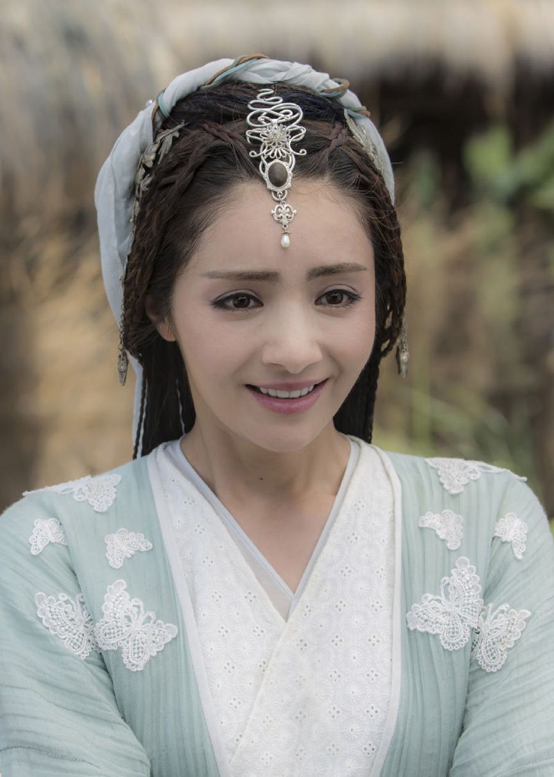 《孤芳不自赏》阳凤扮演者麦迪娜的剧照,气质独特,清新淡雅