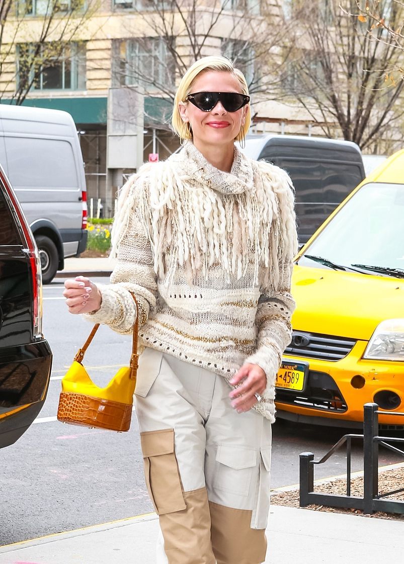 杰米·金街拍:流苏高领毛衣搭配工装裤 拼色包星味十足