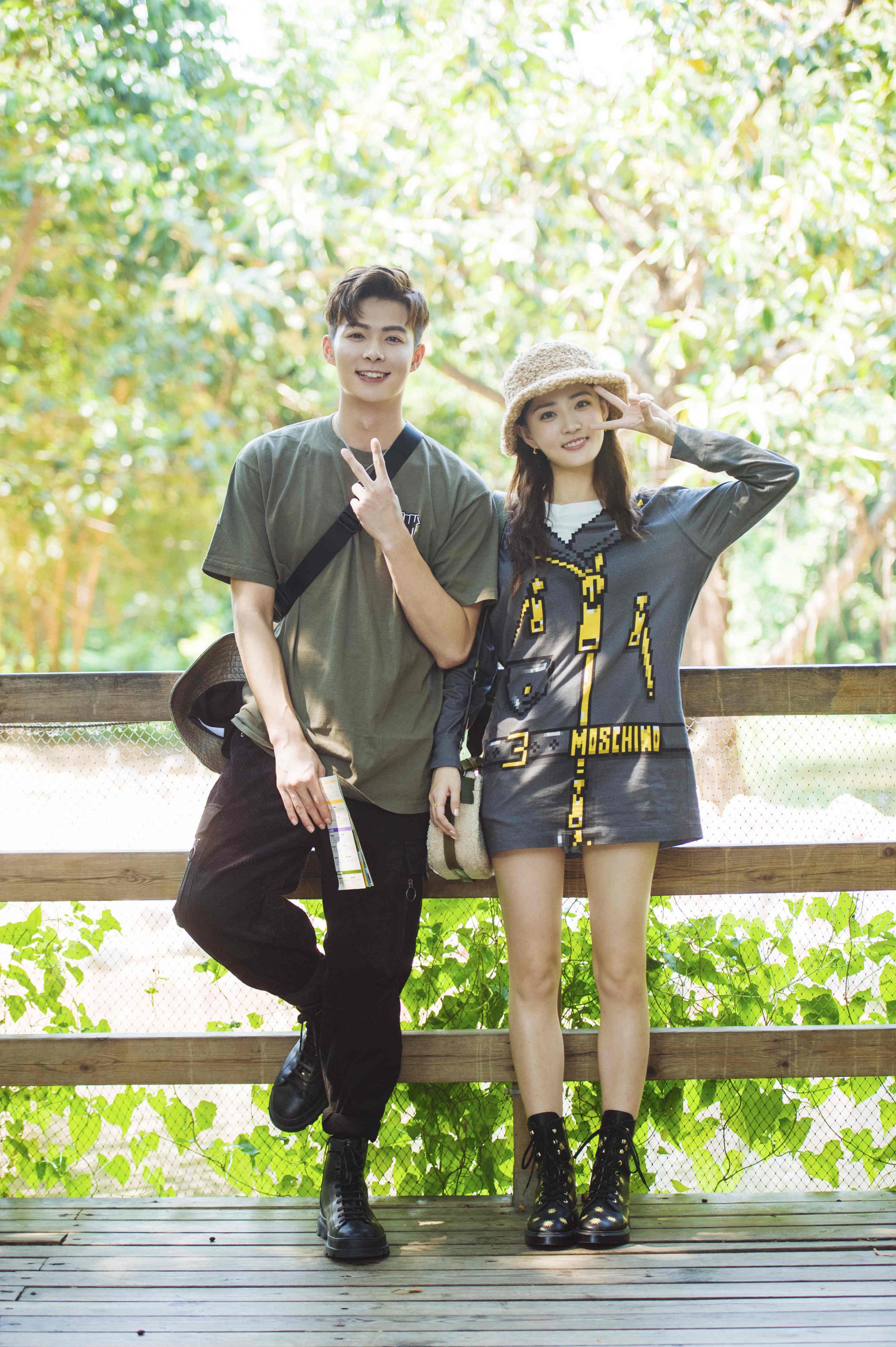 《女儿2》徐璐下衣失踪穿搭时尚 与张铭恩天鹅湖拥抱超甜蜜