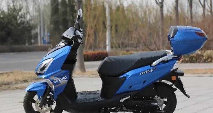 铃木新款踏板摩托车配置主流国四排放售价亲民