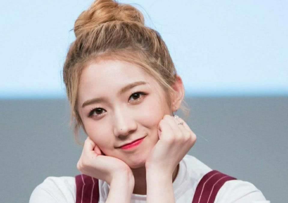 我们看到她的许多照片都有托腮的动作,这姿势对她来说很拿手,也确实