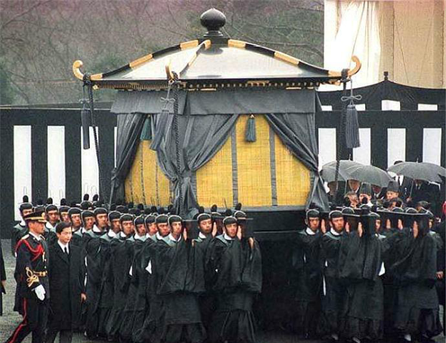 实拍裕仁天皇葬礼规模堪比中国皇帝百人为他抬棺百万人送行