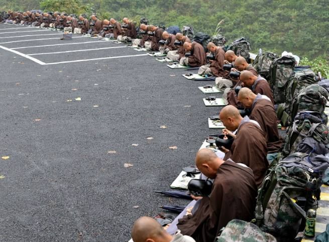 一个从不收钱的寺院,僧人沿途托钵乞食,一生中只有两套衣服!