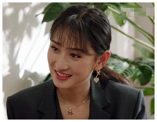 读中学的时候父亲双目失明,他便跟随做二人转演员的母亲李大美四处