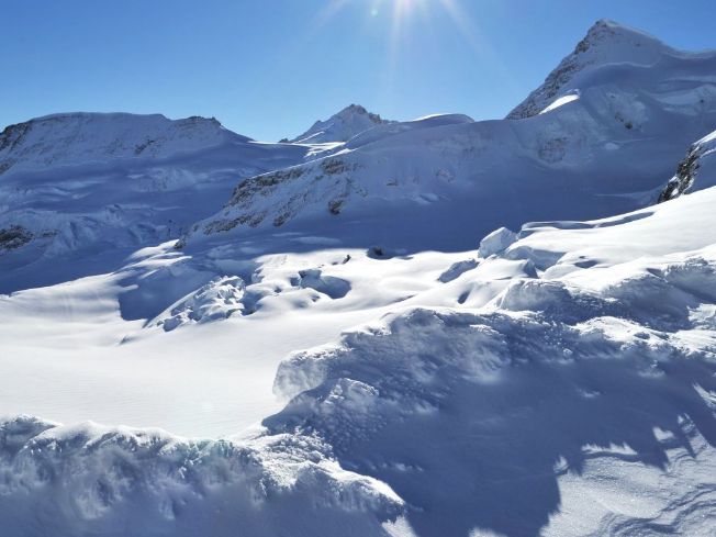 图恩湖位于图恩和因特拉肯之间的高地上,湖水呈深蓝色,清澈见底_高清