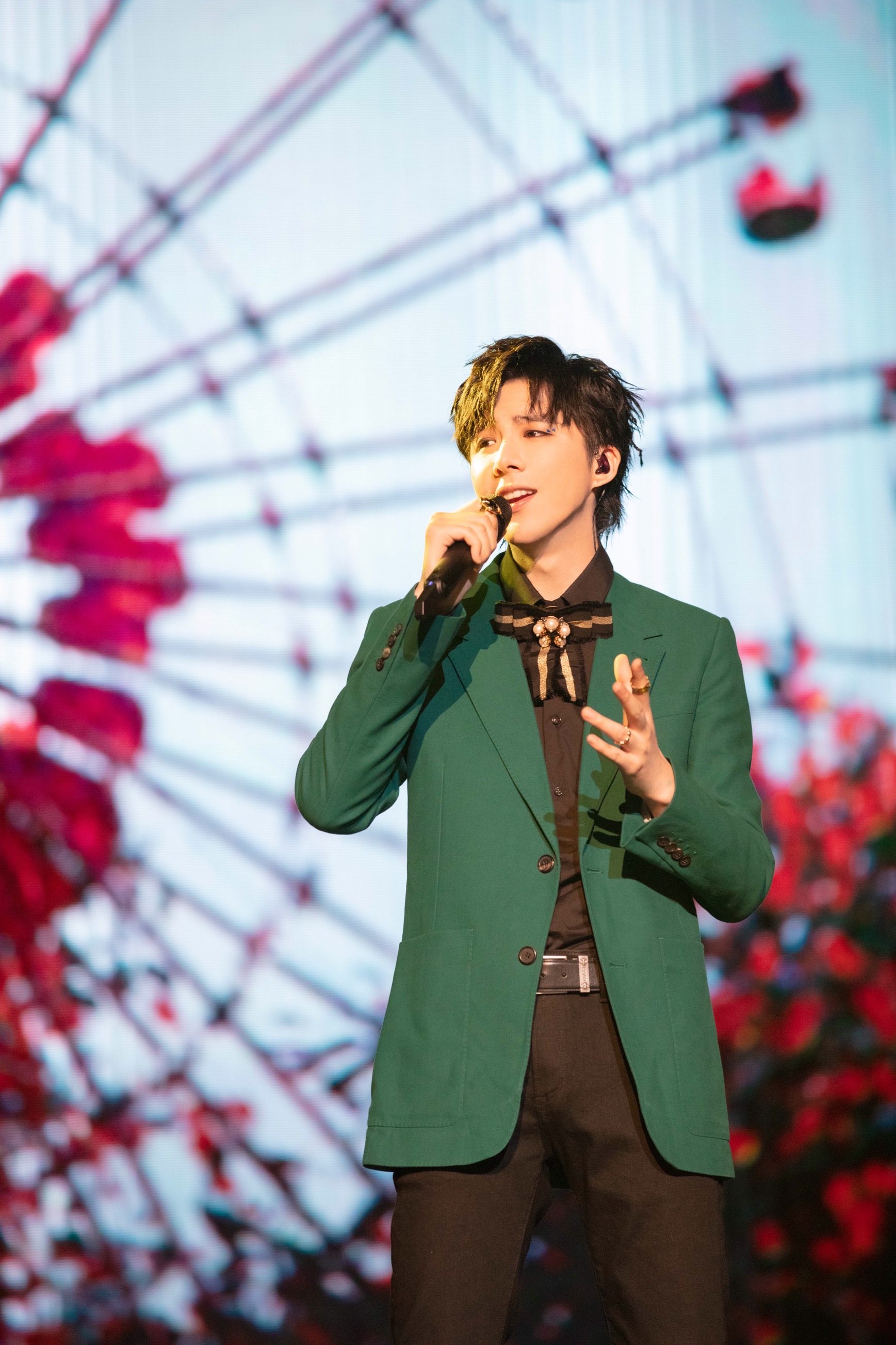 摩登兄弟巡演上海开唱 刘宇宁造型搭配婚纱裙回馈粉丝