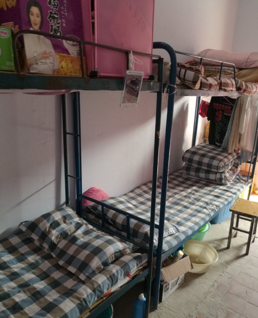 实拍豫北一个重点高中女生宿舍,寝室显得朴素了点儿,单调了点儿|点儿