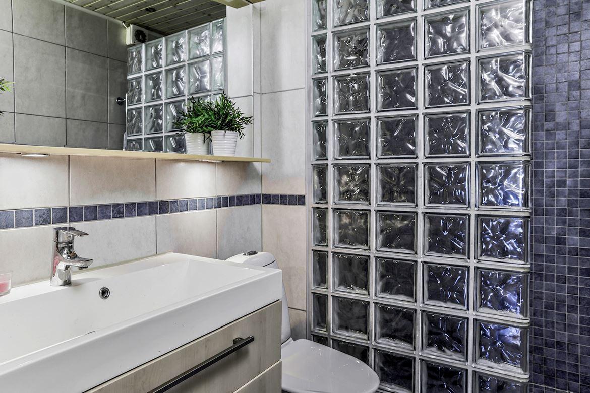 卫生间装修,莫要再装玻璃了,不安全!看我家她有一头金光闪闪中