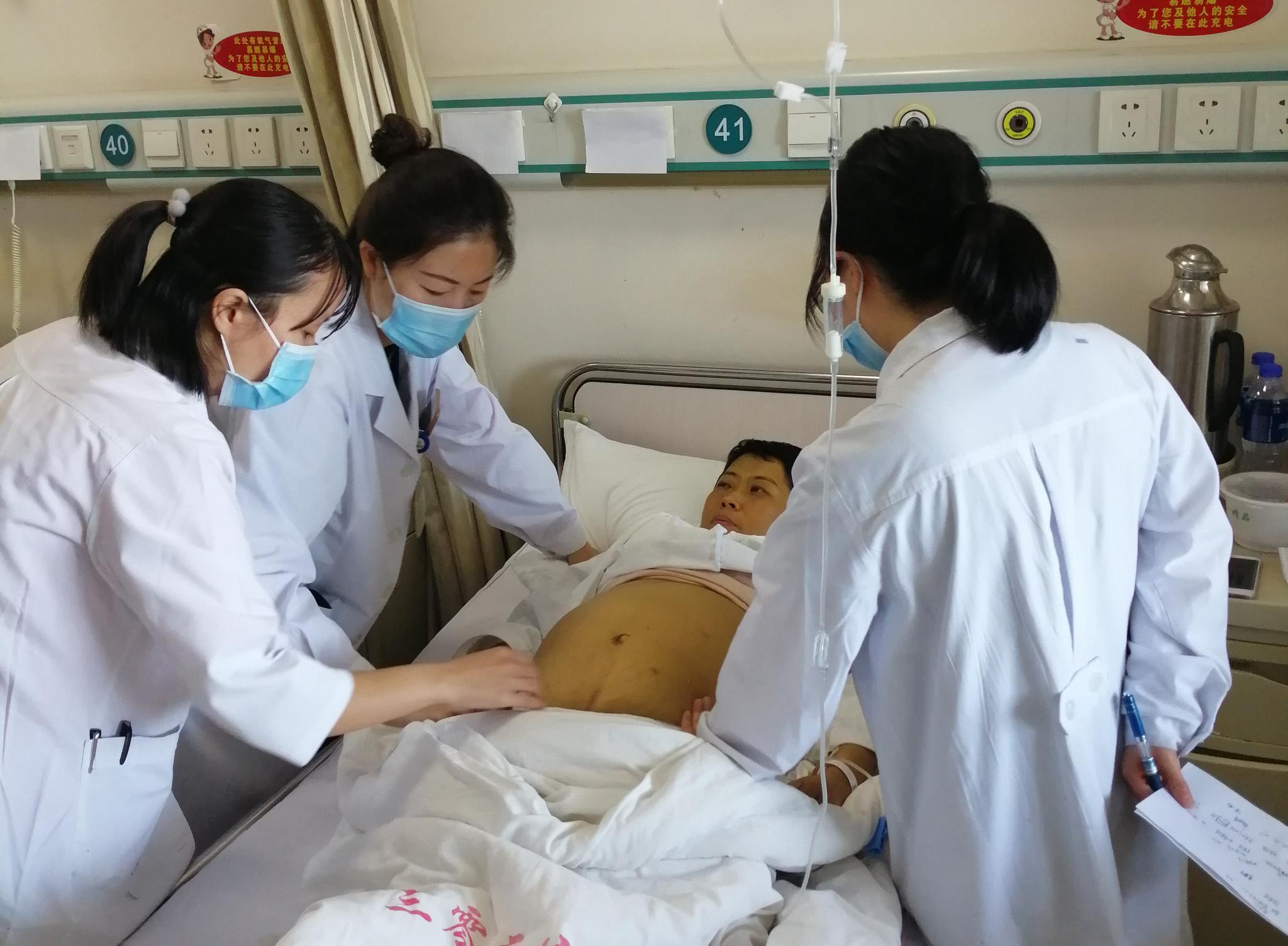 妈妈肝衰竭病危,父女俩"抢着"割肝被医生怒斥:再抢患者没命了