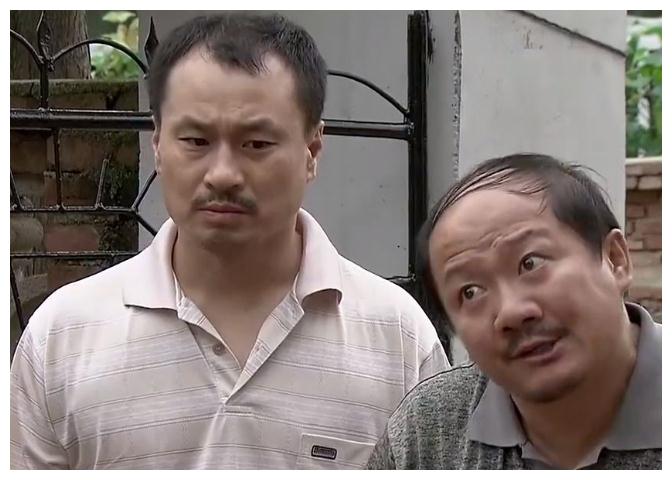 "谢广坤"与球球直播连线,看到马丽娟现身,急忙跪地给师娘磕头