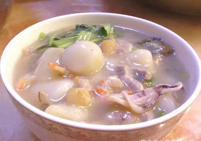 每逢过年,阳江人一般都会吃海鲜咸汤圆,寓意团团圆圆!