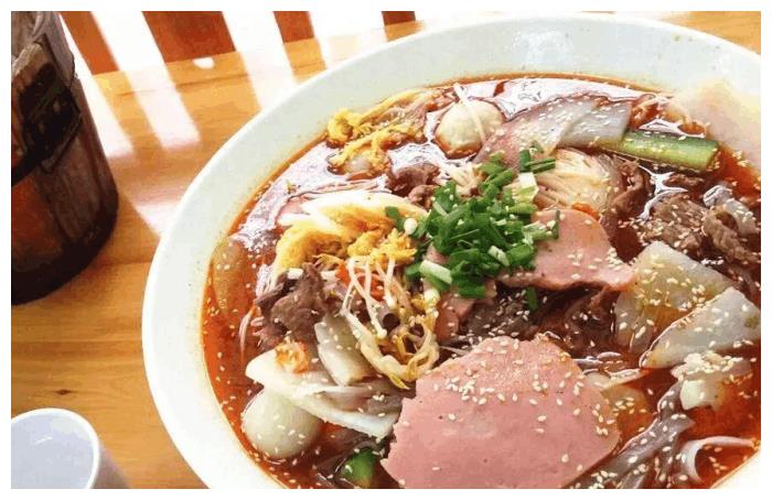 一碗米饭, 一碗红油冒菜, 一碟辣椒粉.爱辣的四川人顿顿吃!