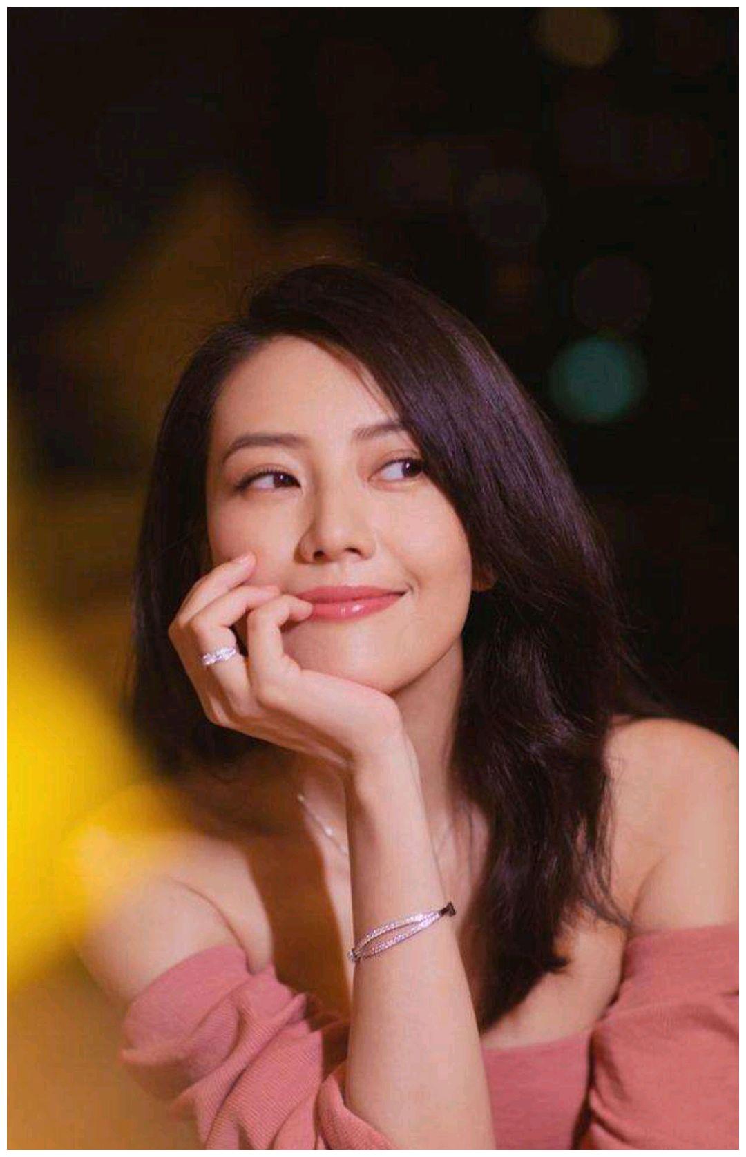 优雅矜持女神高圆圆身材曼妙肤白貌美大长腿气质出众微笑甜美