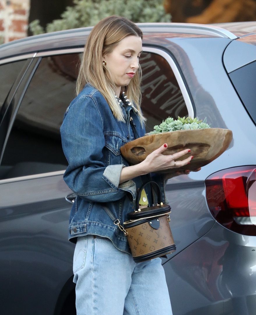 惠特妮·波特衣着休闲尽显好身材,手端盆栽很是珍贵