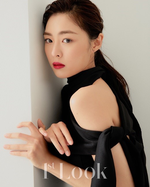 韩国女艺人李沇熹拍杂志写真展优雅迷人魅力