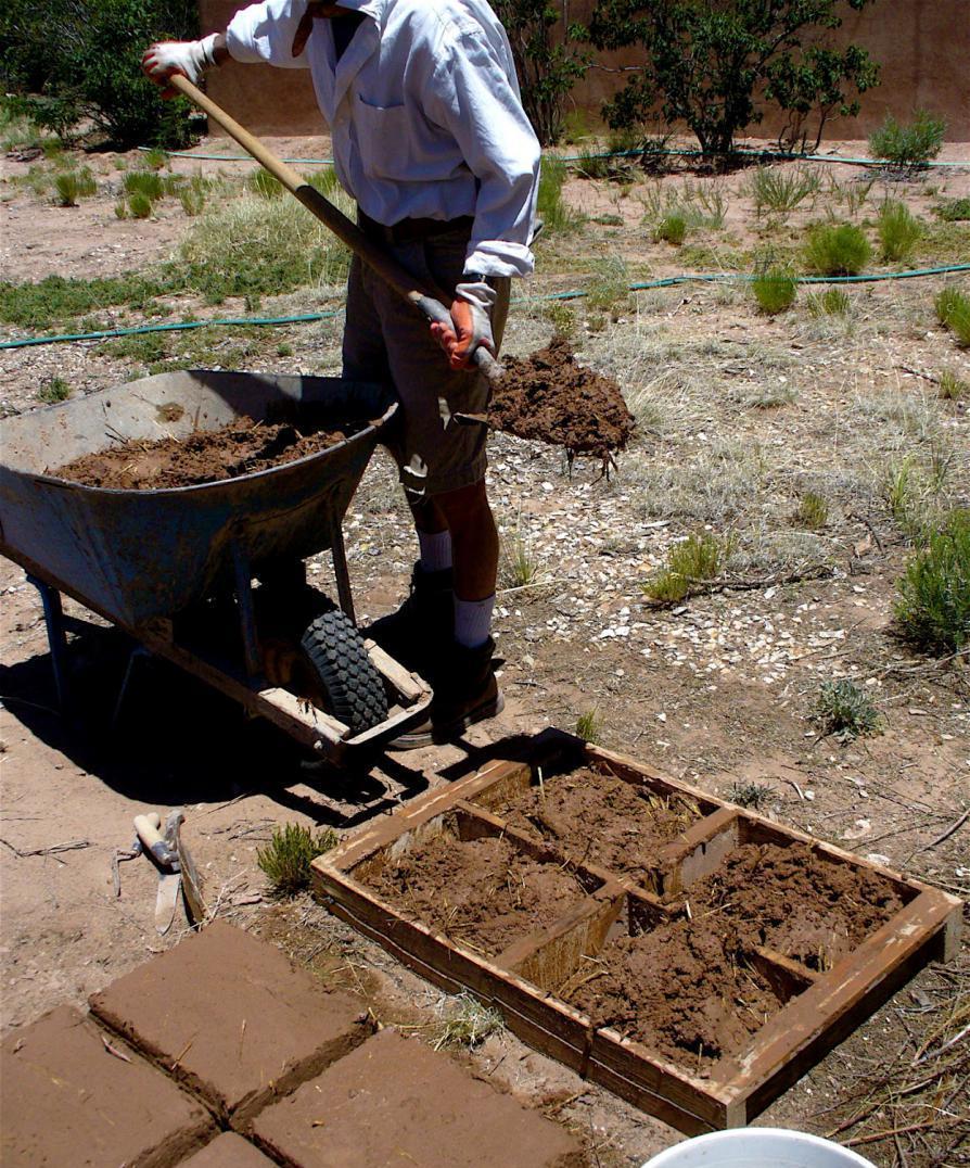 嫌买的砖块太贵,直接挖一车土现浇成土坯砖,盖的房冬暖又夏凉!