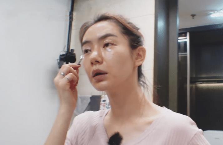 戚薇录制真人秀节目,睡前素颜照大公开,网友以前我们都被骗了