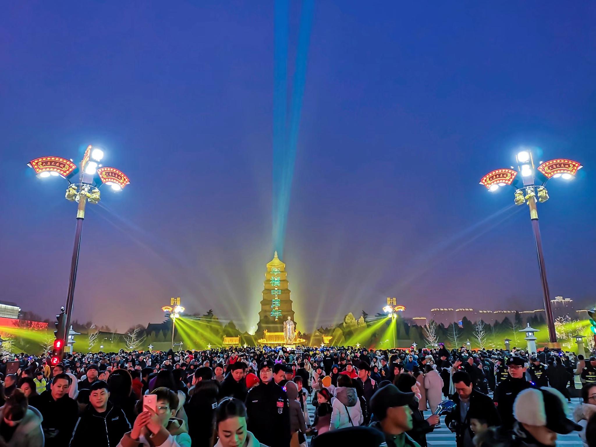 西安年最中国—西安大雁塔南广场大唐不夜城人山人海过大年_新浪新闻