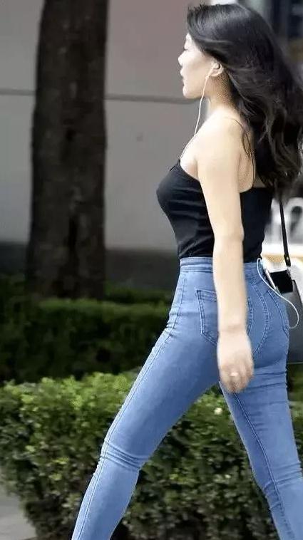 街拍:美女穿着牛仔裤紧致百搭,吊带上衣更是小巧迷人