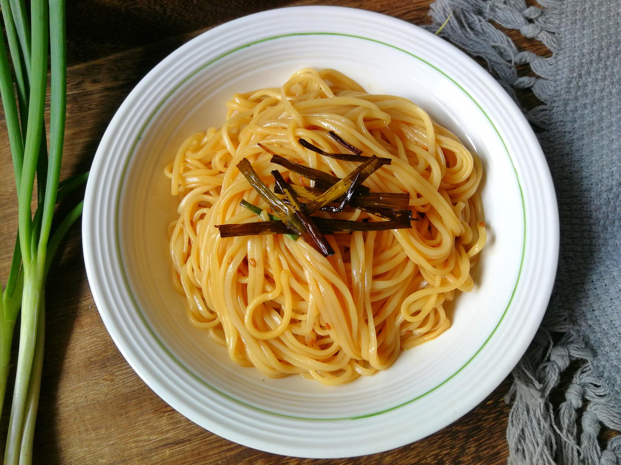 吃到足够的量到舔盘子的葱油面,教你最简单就的家常做法,成本很