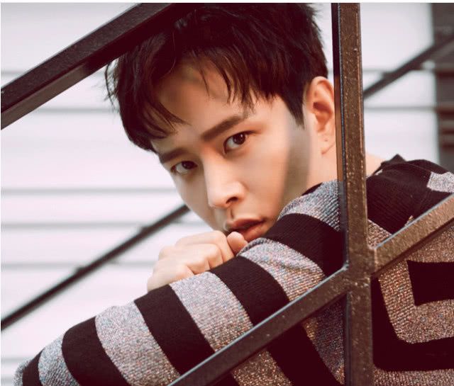 《扶摇》大师兄黄宥明,身穿条纹衬衫,戴着墨镜撞脸韩庚啊