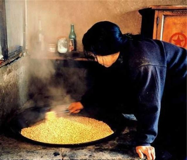 80年代老照片图2学生们正在做眼保健操图5妇女在制作东北大酱
