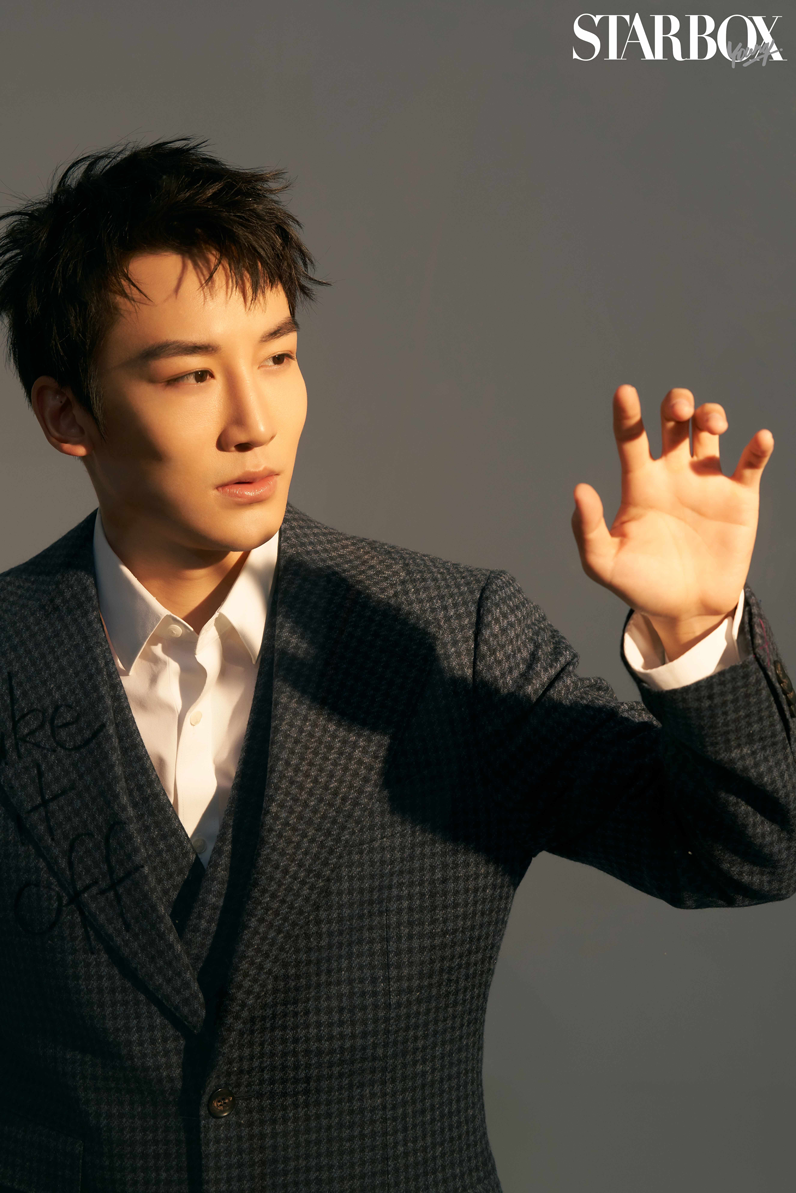 麦亨利最新时尚大片释出 清爽潮酷切换自如