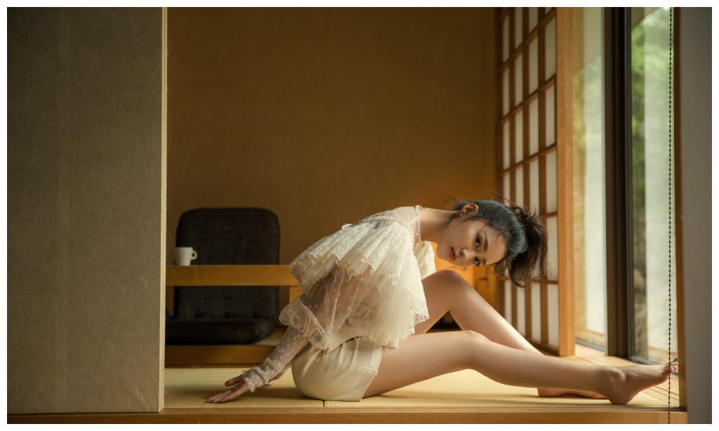 李沁现身机场,穿西装配牛仔裤却被脚上袜子抢镜:太减龄了