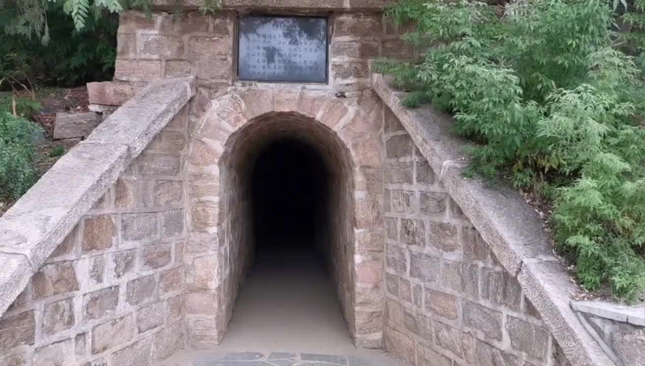 西柏坡当年遭到敌机轰炸怎么办带你瞅瞅这里的防空洞太坚固了