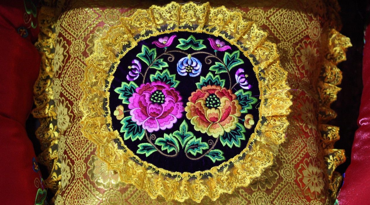 褐色布料沿边,中绣花卉图案,色彩鲜明6/ 6刺绣一般都是以各色绸缎平绒