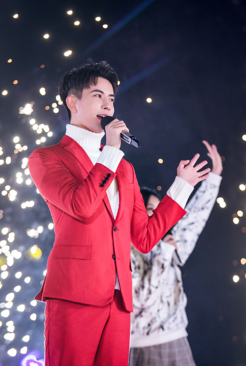 于朦胧红色西装助阵冰雪盛典青春正能量开唱燃情跨年