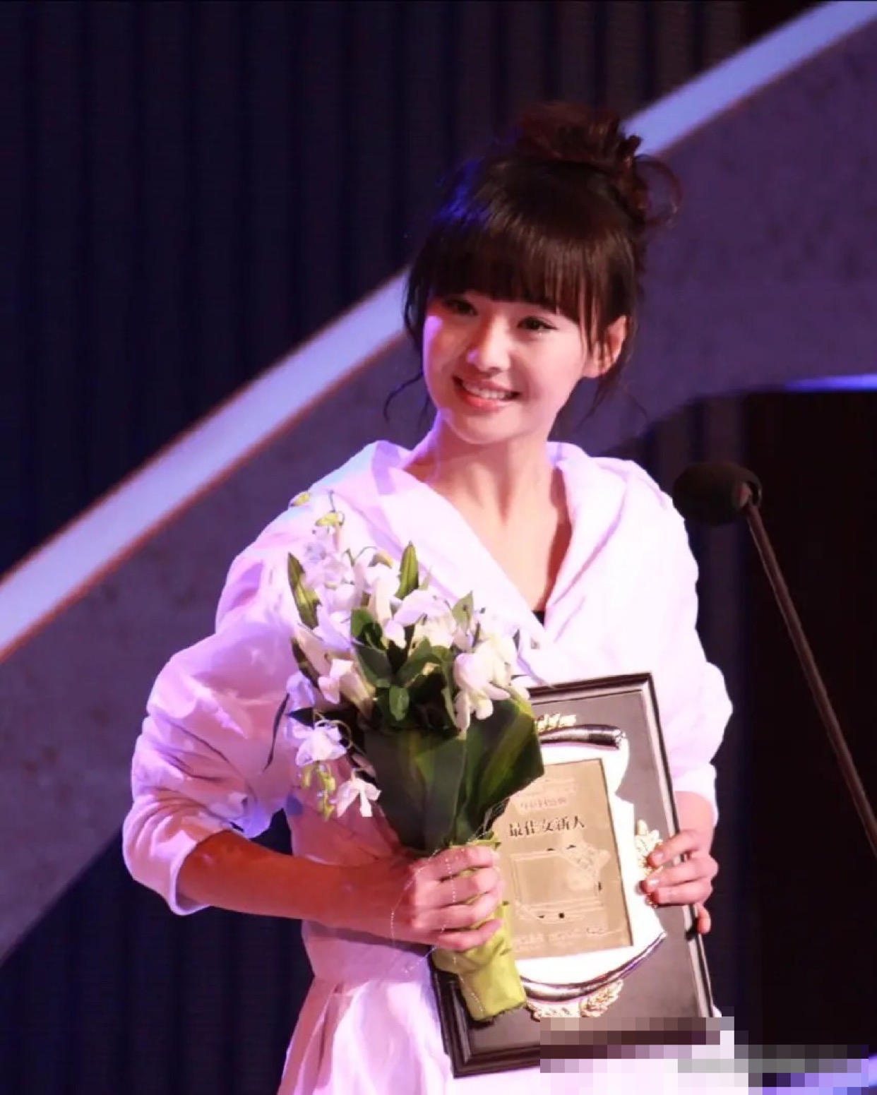 没有整容时的郑爽五官不精致,却是有一种很独特之美