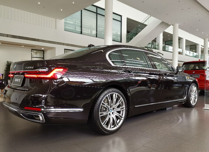 新宝马740到店体验肾大就是霸气附新老7系对比图