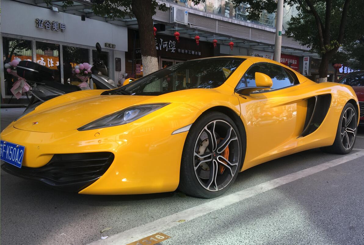 安徽芜湖街头实拍迈凯伦跑车,挂的苏f牌照