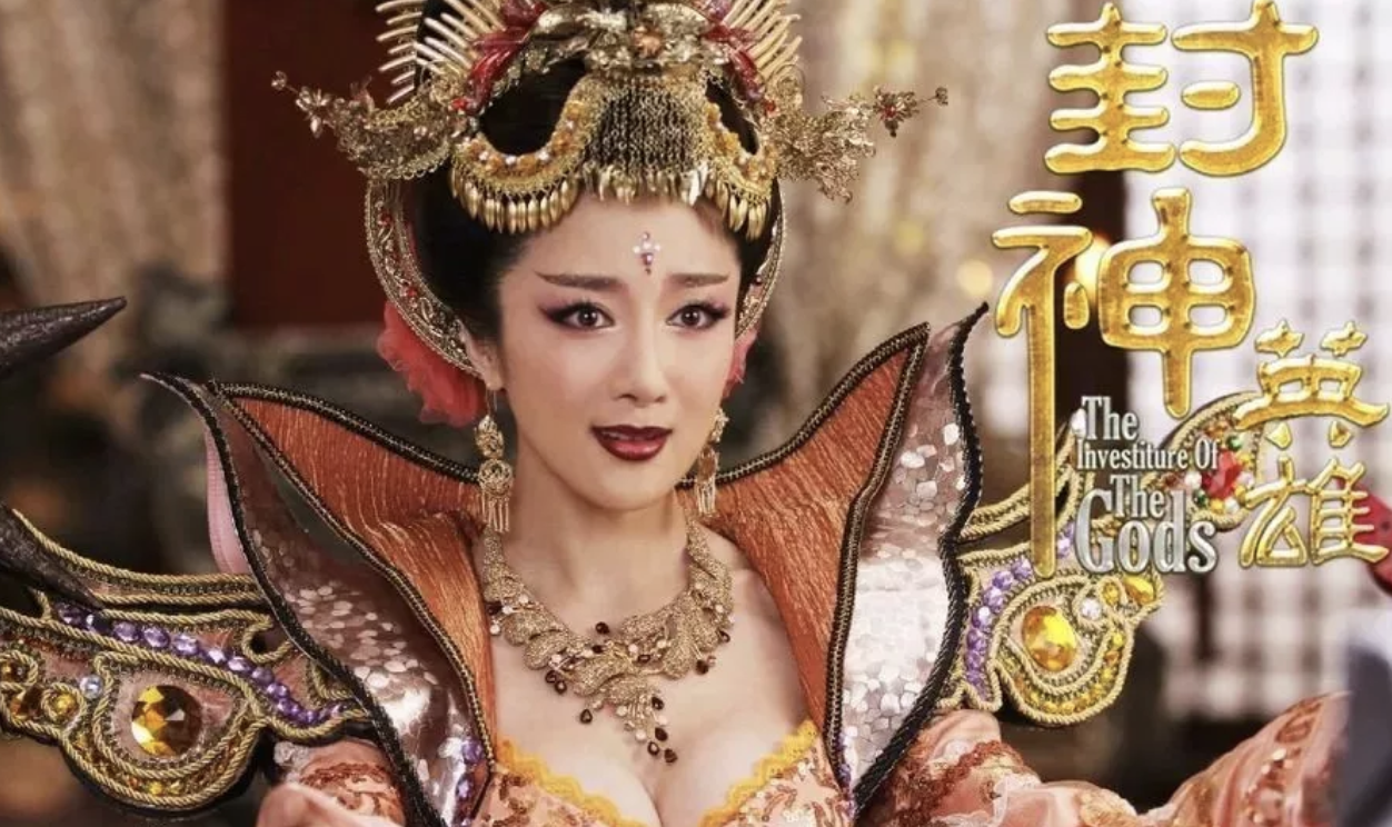 这部戏里的苏妲己由李依晓扮演,她还分别饰演了胡仙儿和芙蓉公主两个