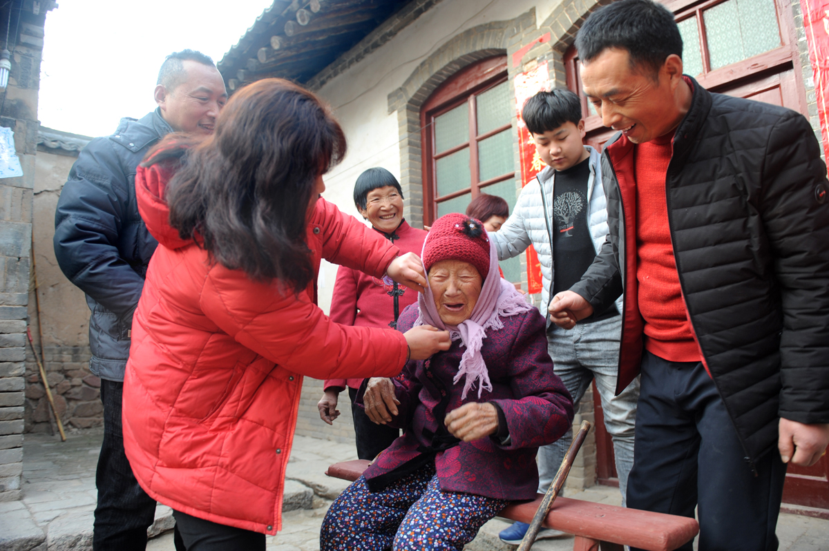 睡觉手机放身旁的危害 长期睡前玩手机的后果