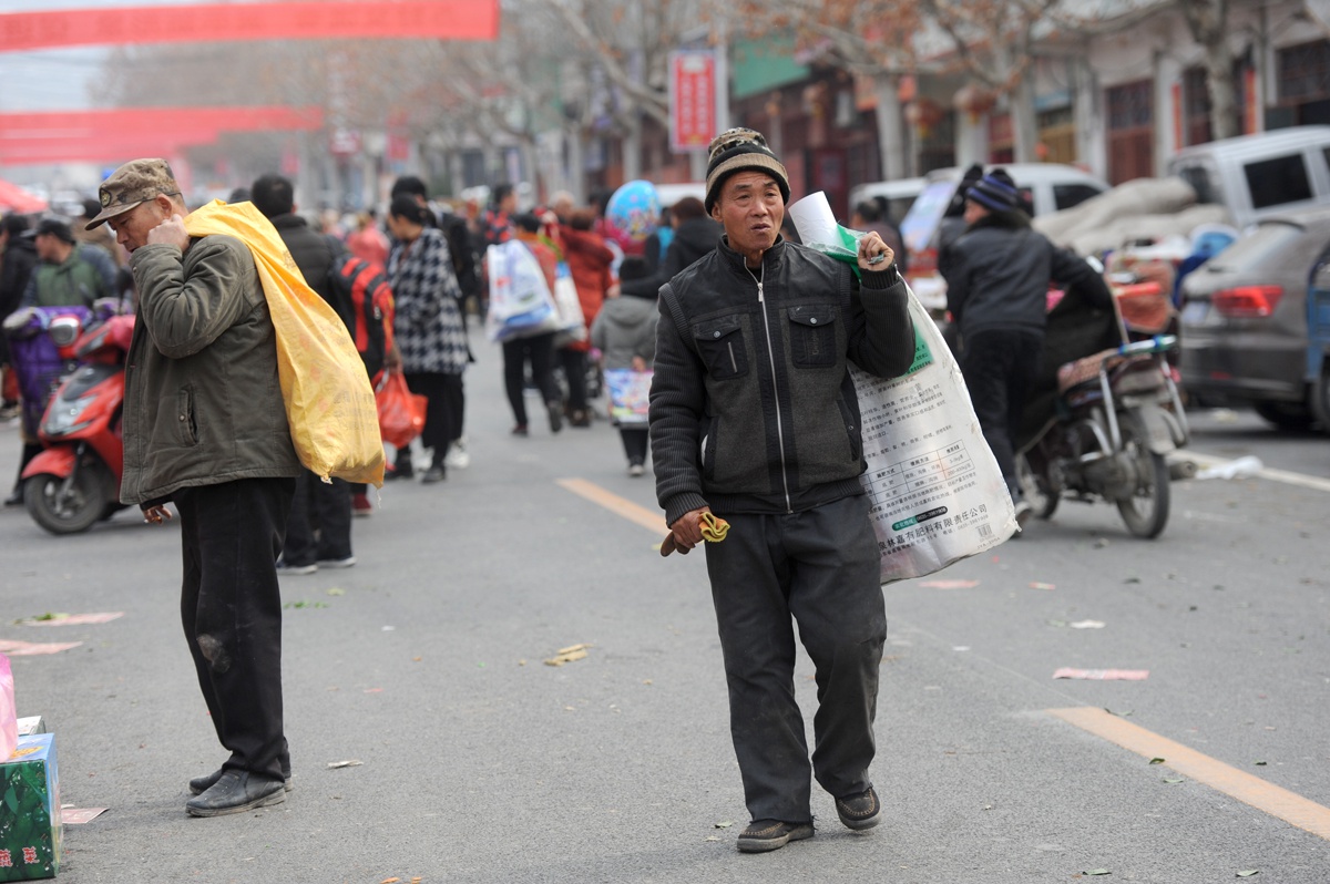 农村春节大集编织袋成购物良品,能背能扛还能拖,关键是啥都能装_高清