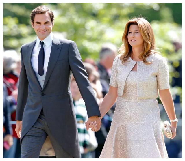 费德勒早在09年就步入了婚姻殿堂,并育有两对可爱的双胞胎;德约科维奇