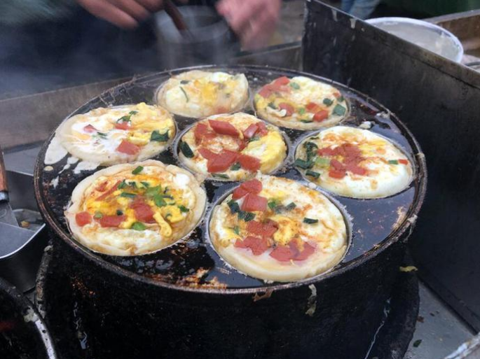 三旬大汉校门口做小吃,一放学挤满人,孩子:谢谢妈妈,两块够了