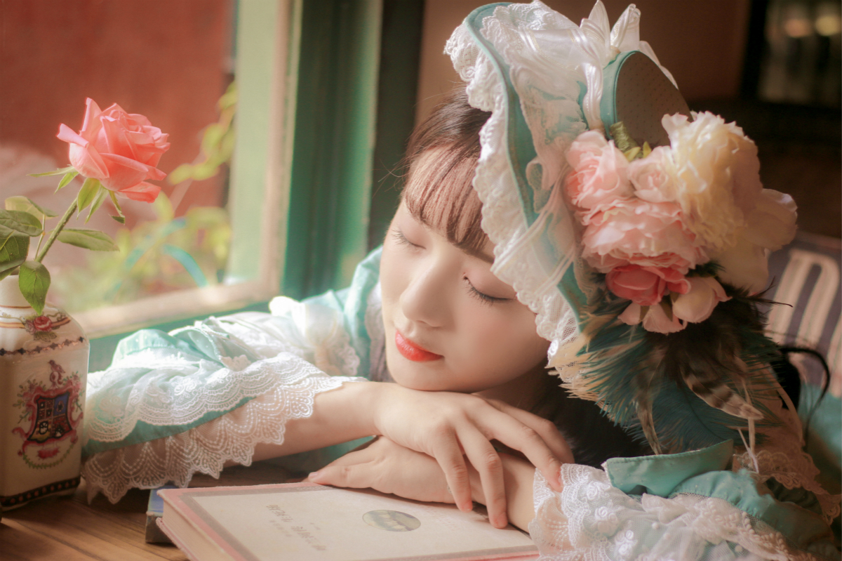 石雪婧公主风夏季写真曝光 花中少女甜美可爱